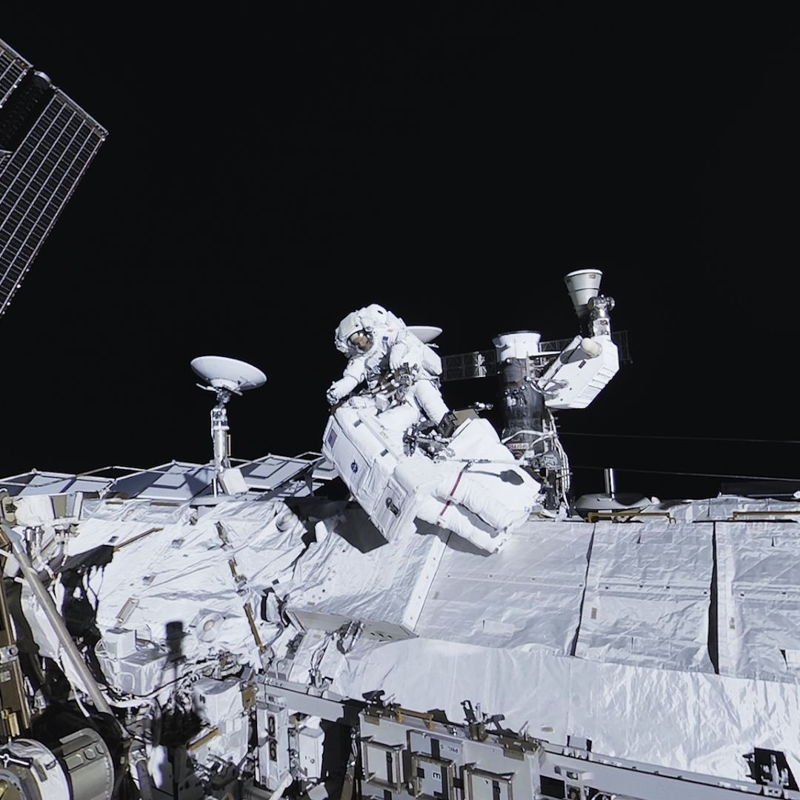 Deux astronautes réalisant une sortie extravéhiculaire (EVA) capturés par une caméra de Felix & Paul Studios.