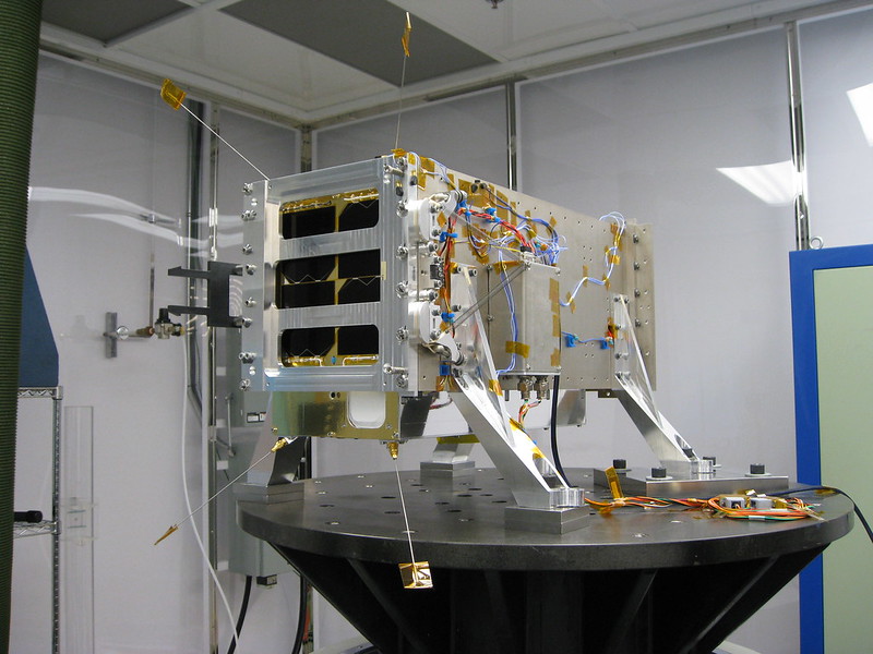 Un satellite d'une taille d'un micro-onde sur une table
