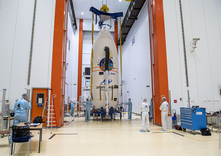 Une fusée avec un satellite GHGSat dans un hangar