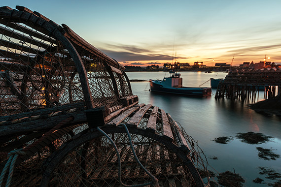 Port de pêche et casiers de homard au lever du soleil.