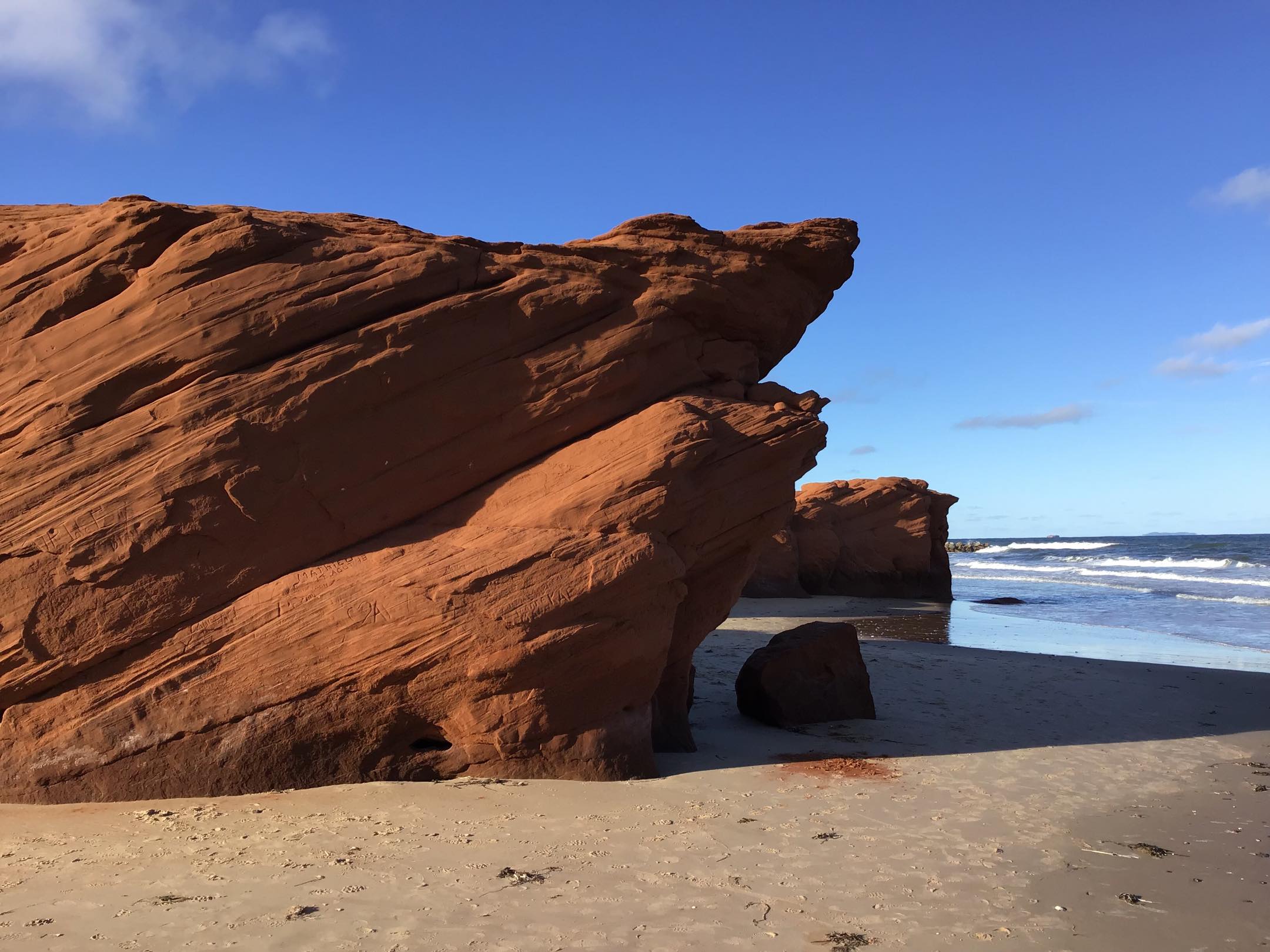 Paysage d’un rocher sur une plage de l’est du Québec