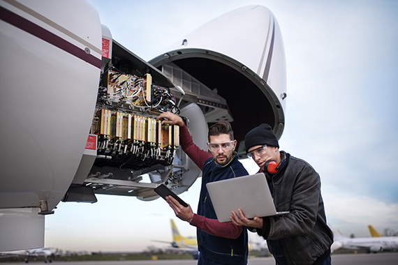 Des mécaniciens réparent un moteur d'avion
