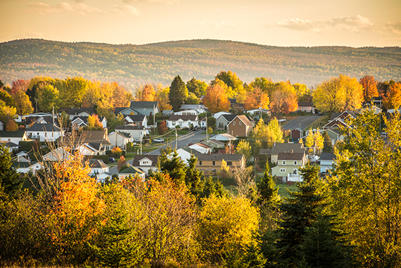 Quartier de Lac-Mégantic, entouré de montagnes, à l'automne.