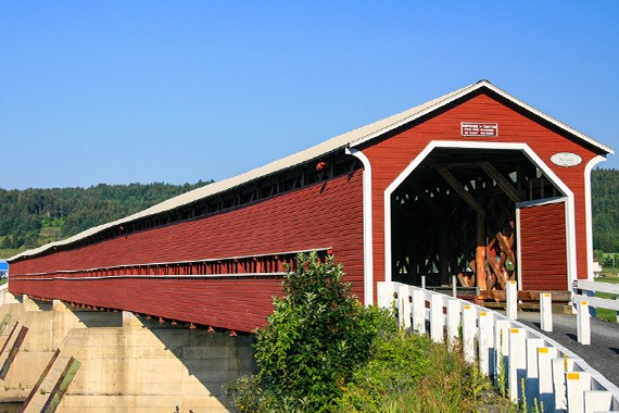 Le pont Perreault, un pont couvert rouge, construit en 1928, sur la rivière Chaudière en Beauce.