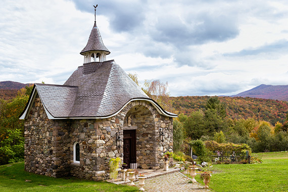 La chapelle Saint-Agnès, en Estrie, surplombée de montagnes aux couleurs automnales. Endroit populaire pour des mariages et des activités d’entreprise.