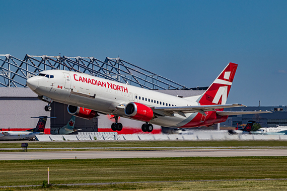 Un avion de la compagnie Canadian North prend son envol d’une des pistes de l’aéroport Montreal-Trudeau.
